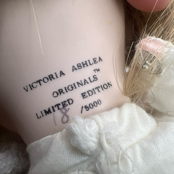 Victoria Ashlea Originals Global Art Porcelain Musical Doll 1983s Box, Tags - Picture 8 of 14